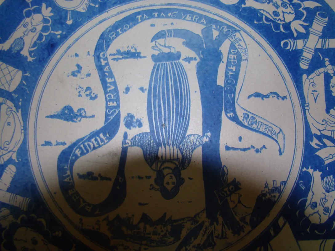 Assiette en céramique ancienne avec motif bleu