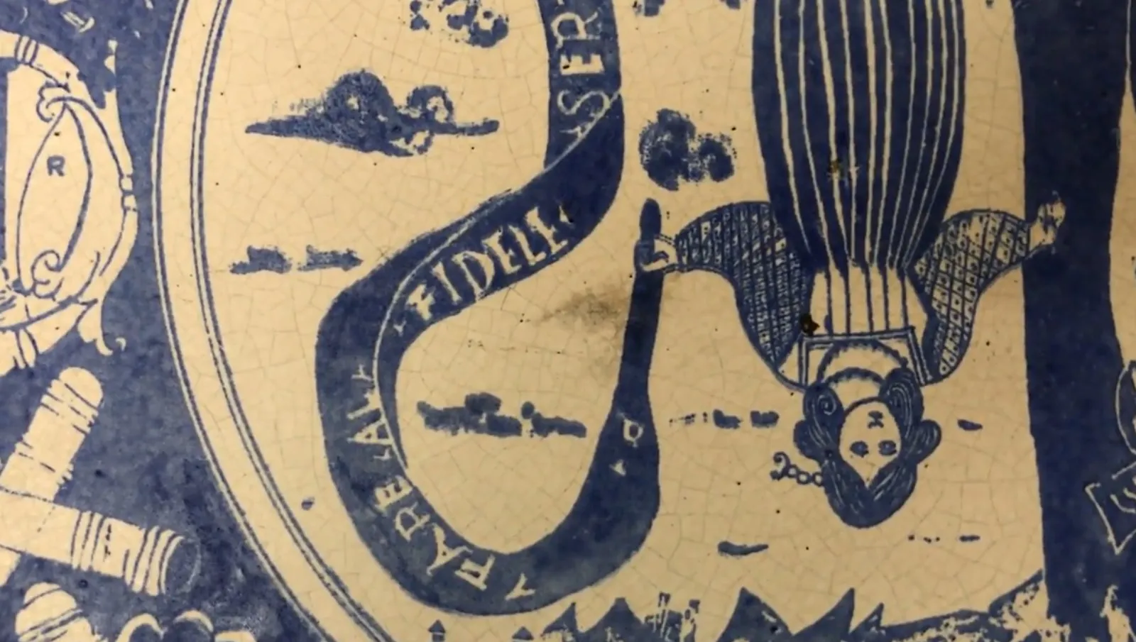 Antike Keramik mit verschiedenen Bildern und Mustern in Blau.