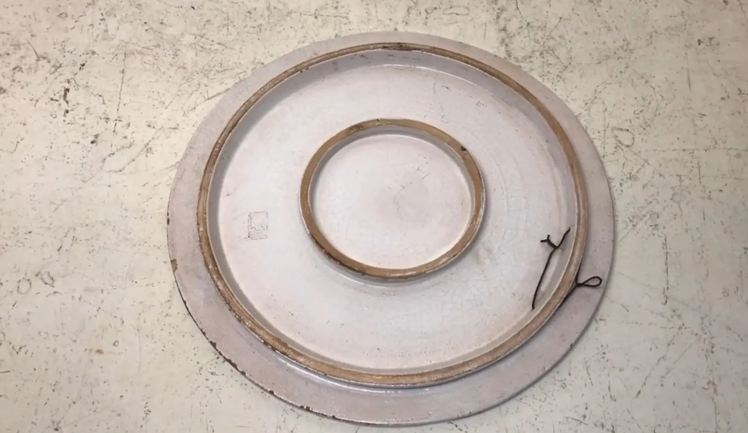 古老的白色陶瓷盘，边缘有细节。