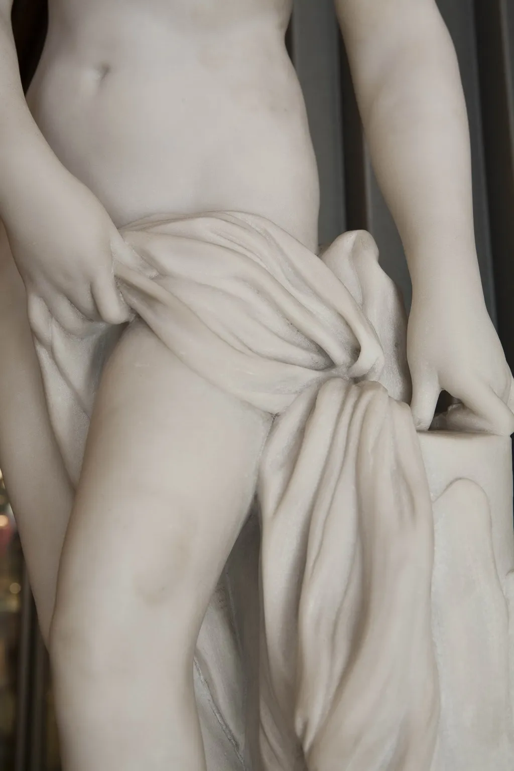 alte Skulptur einer weiblichen Figur mit Drapierung