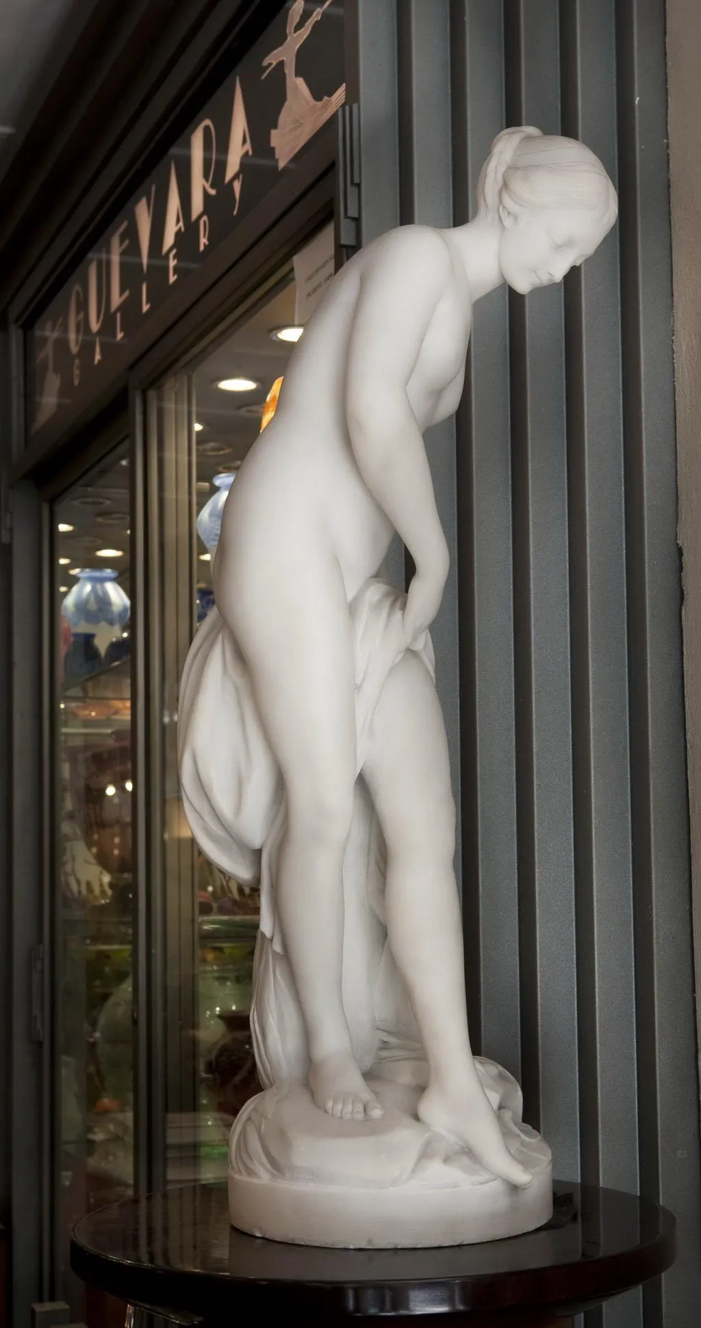 古代女性雕塑，精美细节，画廊背景