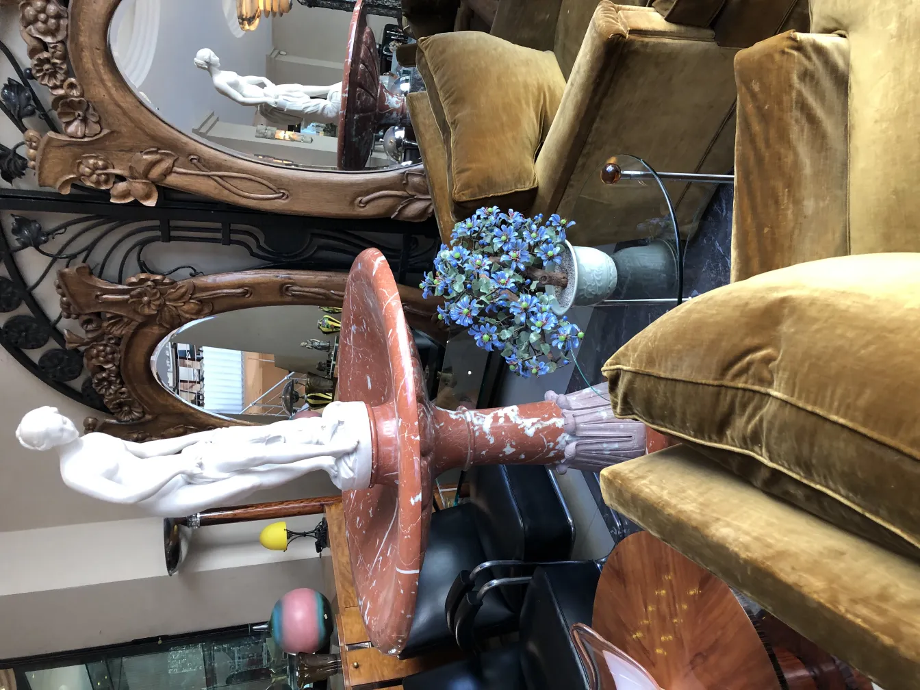 escultura antigua de mujer en un ambiente elegante con muebles chic