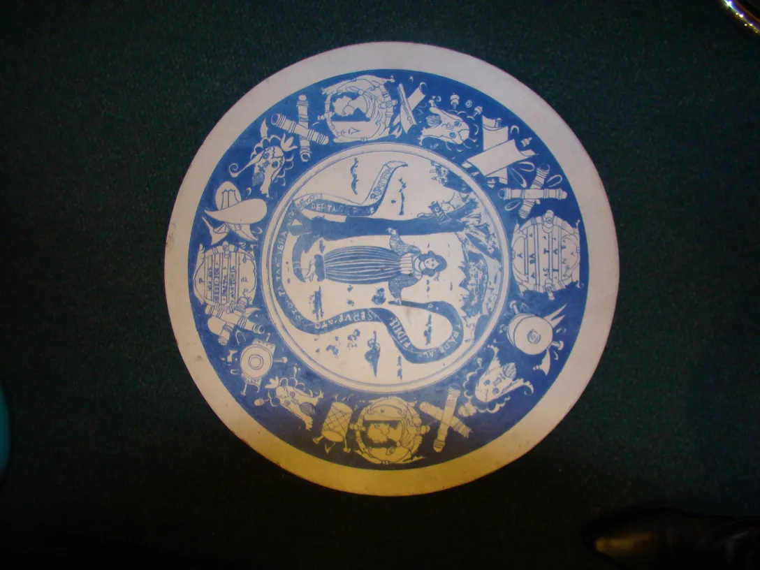 古董蓝色陶瓷盘，带有复杂多彩的设计