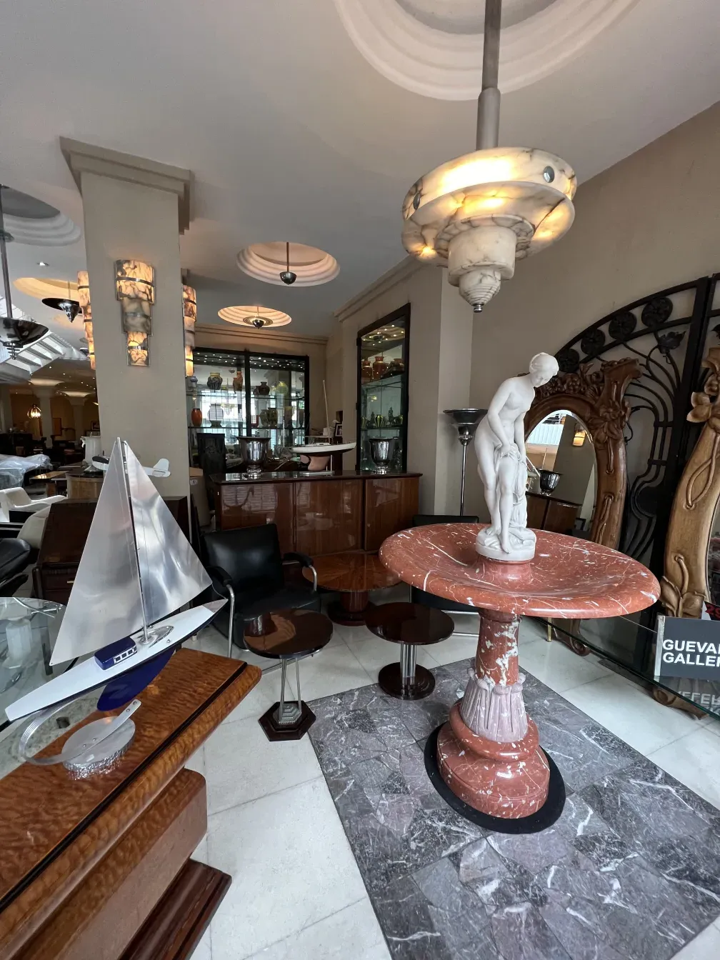 scultura antica su un piedistallo, ambiente elegante e moderno
