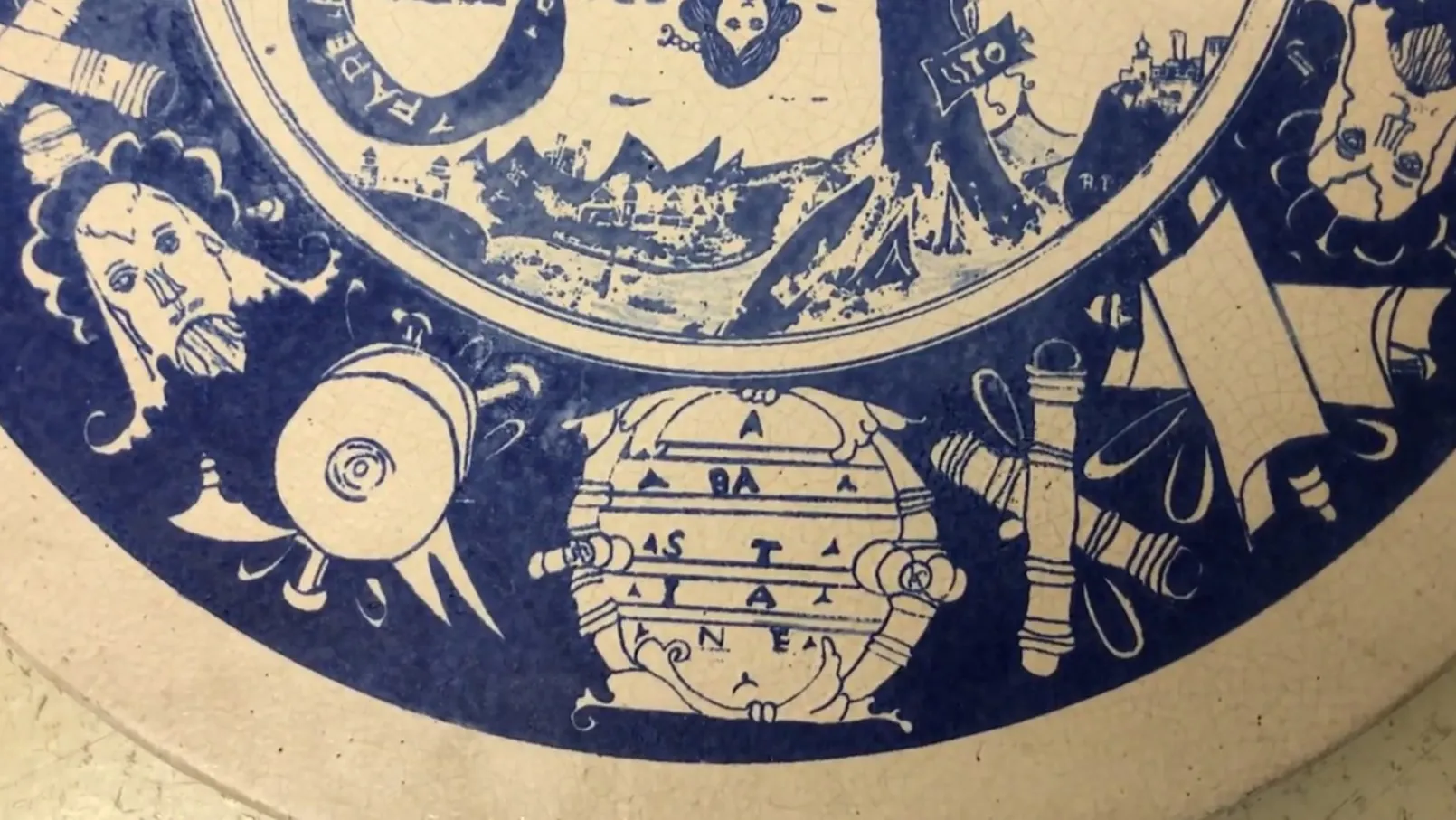 Cerâmica antiga decorativa com desenhos em azul e branco, detalhes artísticos e ambiente natural.