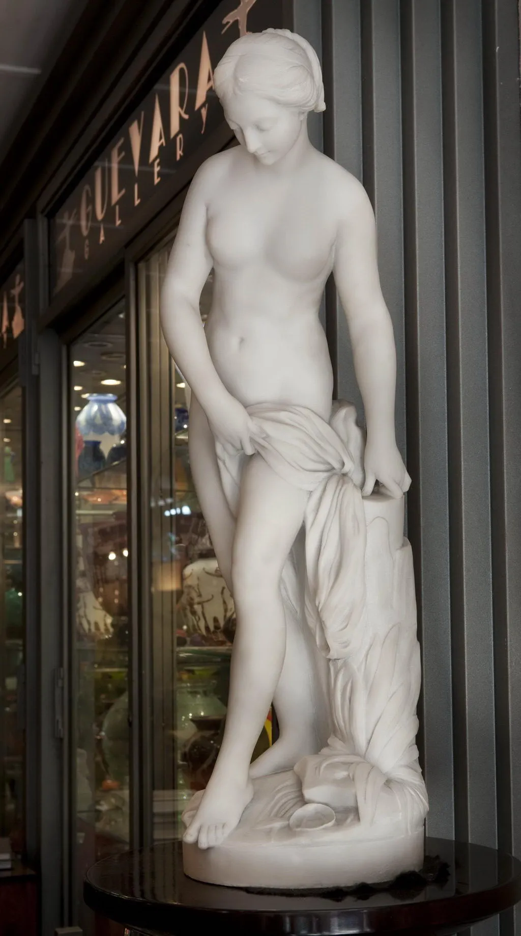 scultura antica di donna drappeggiata in una galleria
