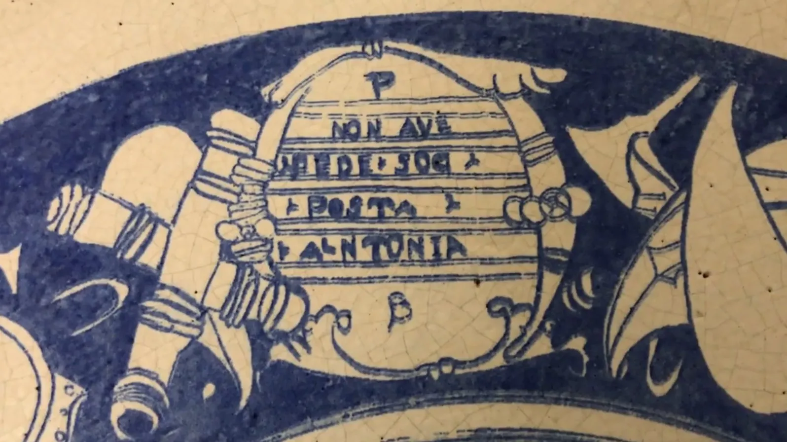 Cerámica antigua con diseño artesanal en azul y blanco, decorativa.