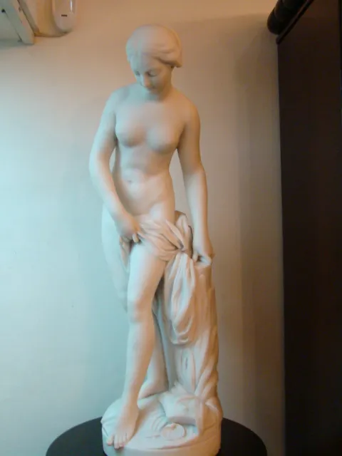 Sculpture ancienne de figure féminine tenant un tissu