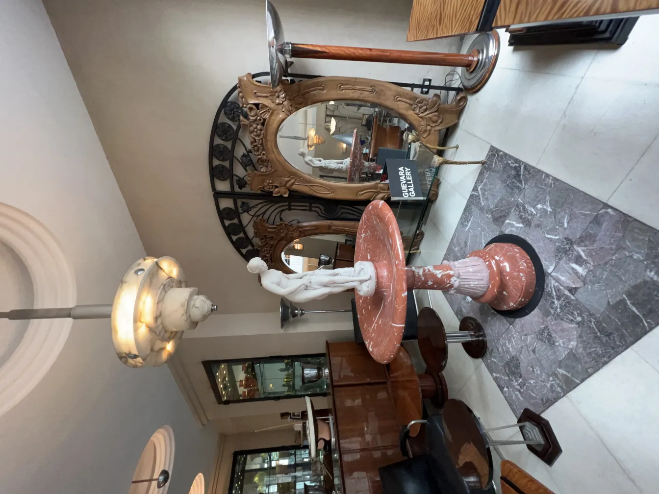 Scultura antica in un ambiente classico con marmo rosa.