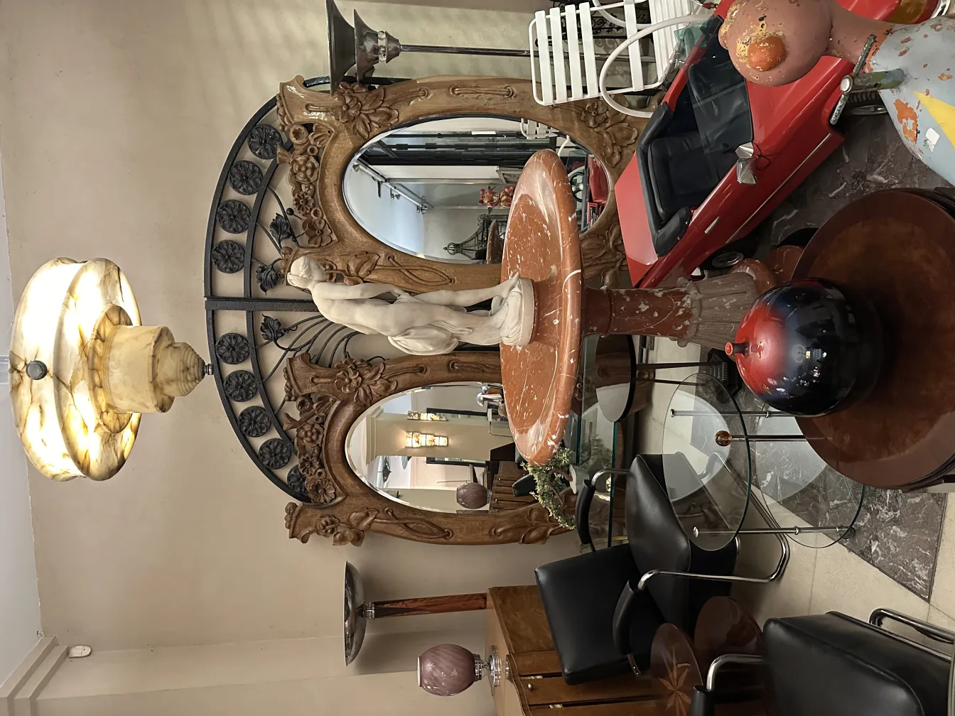 Espléndida cerámica antigua con escultura decorativa en un ambiente elegante.