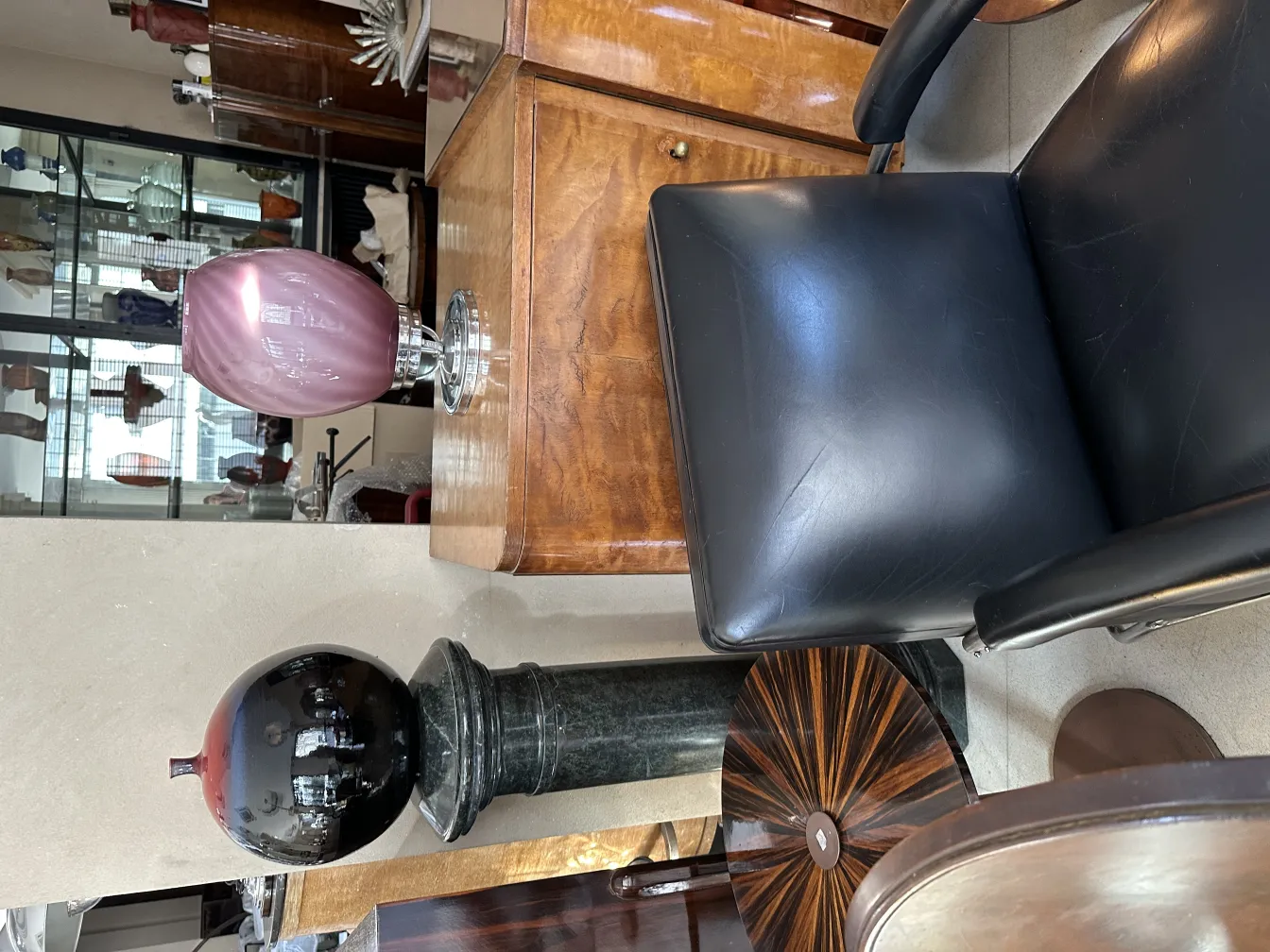 Vaso decorativo antico in ceramica color porpora in un ambiente elegante.