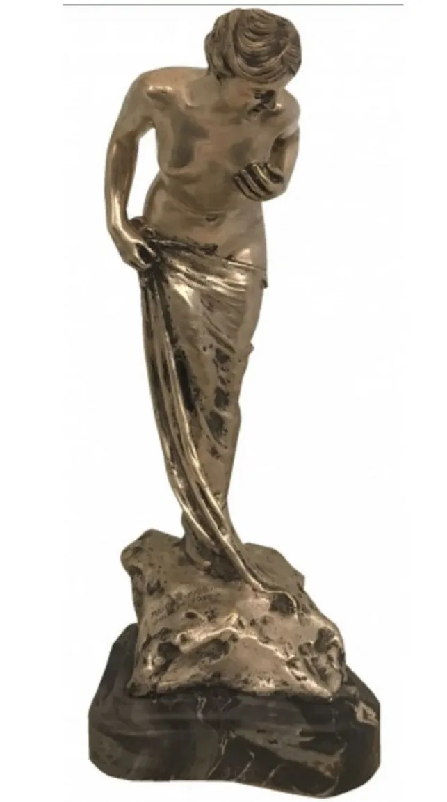 Escultura antiga de figura feminina, estilo elegante e clássico