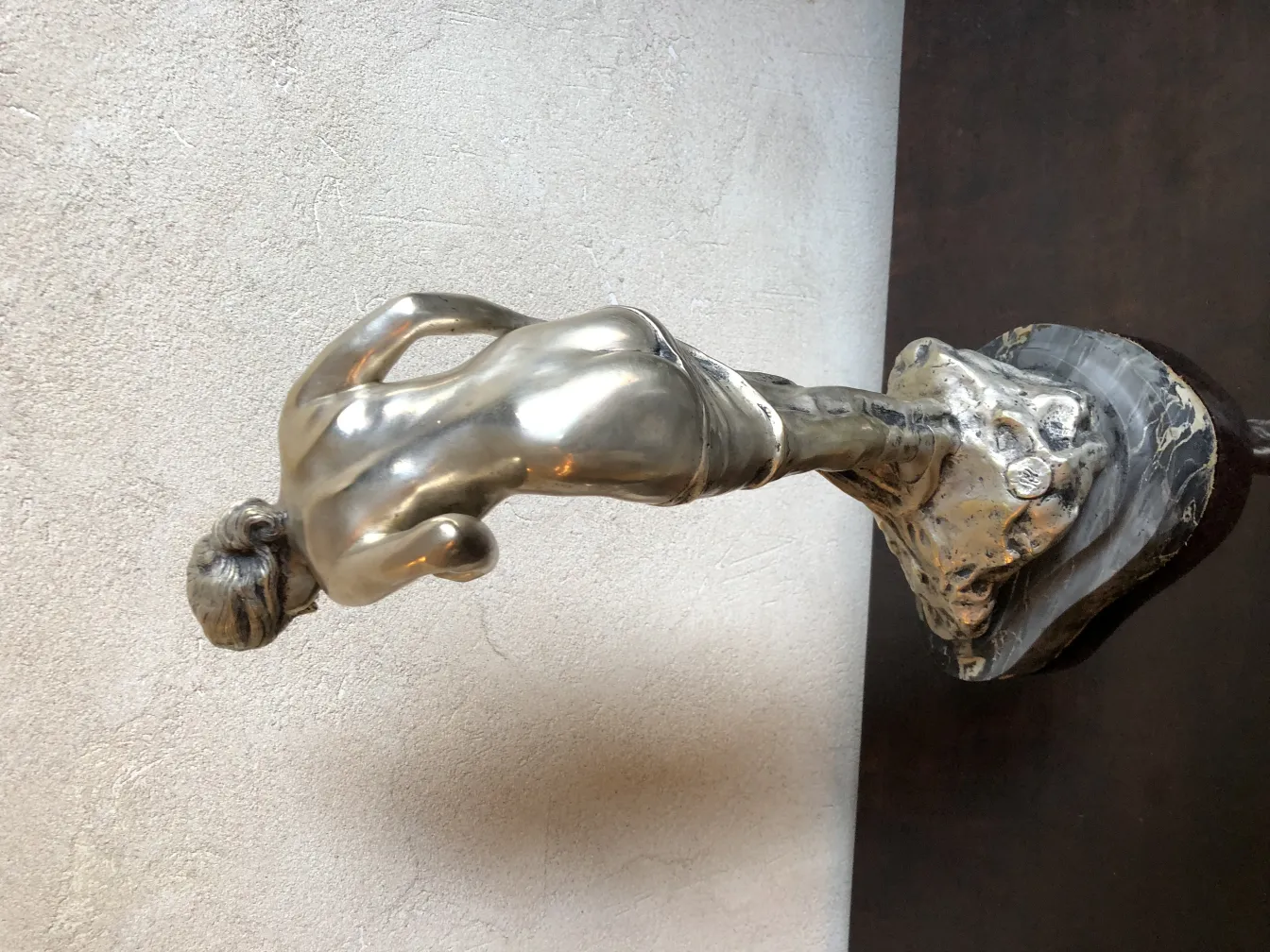 scultura antica di figura umana con dettagli elaborati