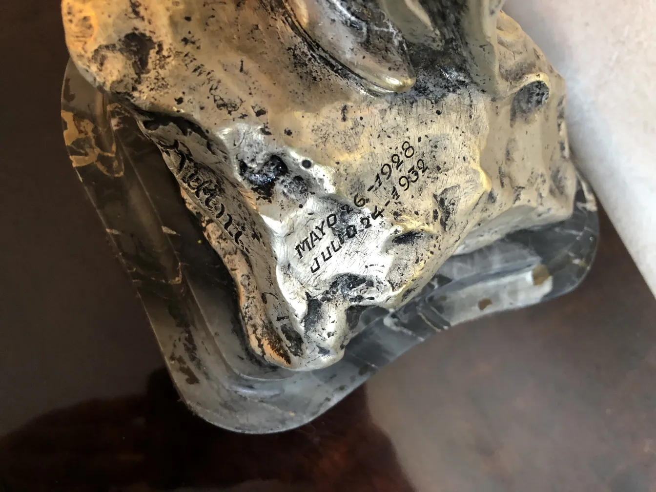 Antike Skulptur mit kunsthandwerklicher Detailverarbeitung.