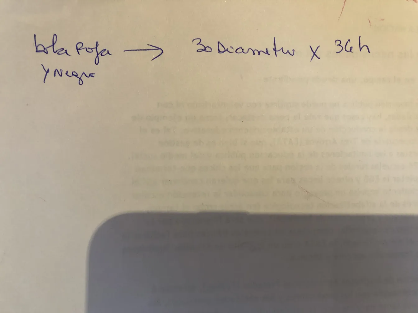 Cerámica antigua junto a escritura en papel, detalles visibles.