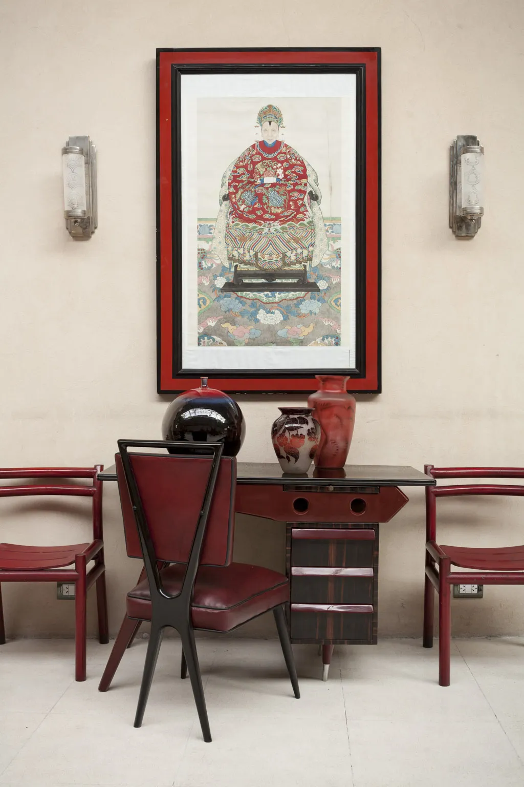 Decorative antique ceramic in a modern setting, with vibrant colors.