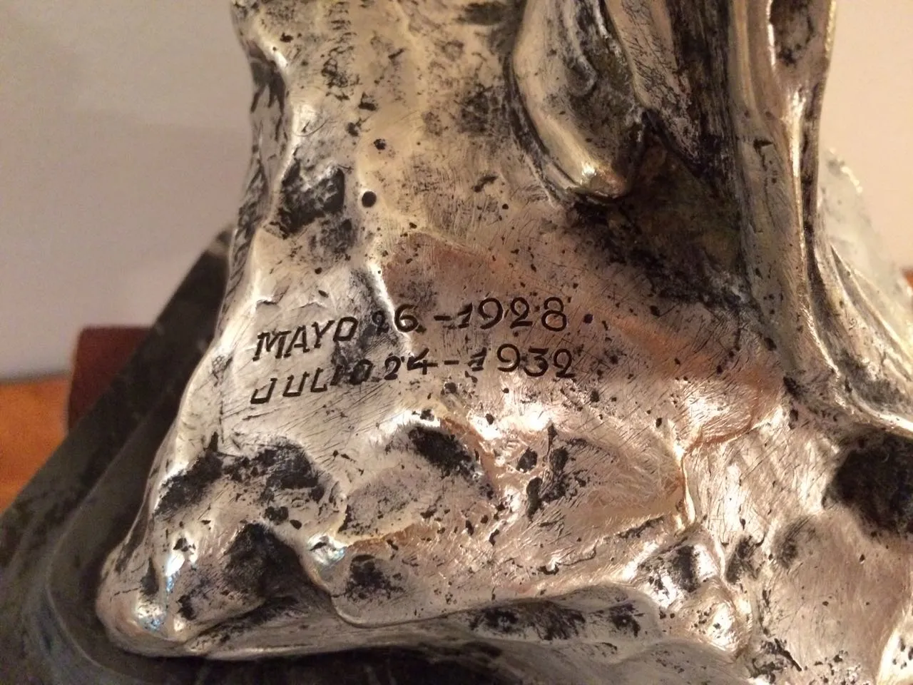 Scultura antica con dettagli unici e finiture lucide