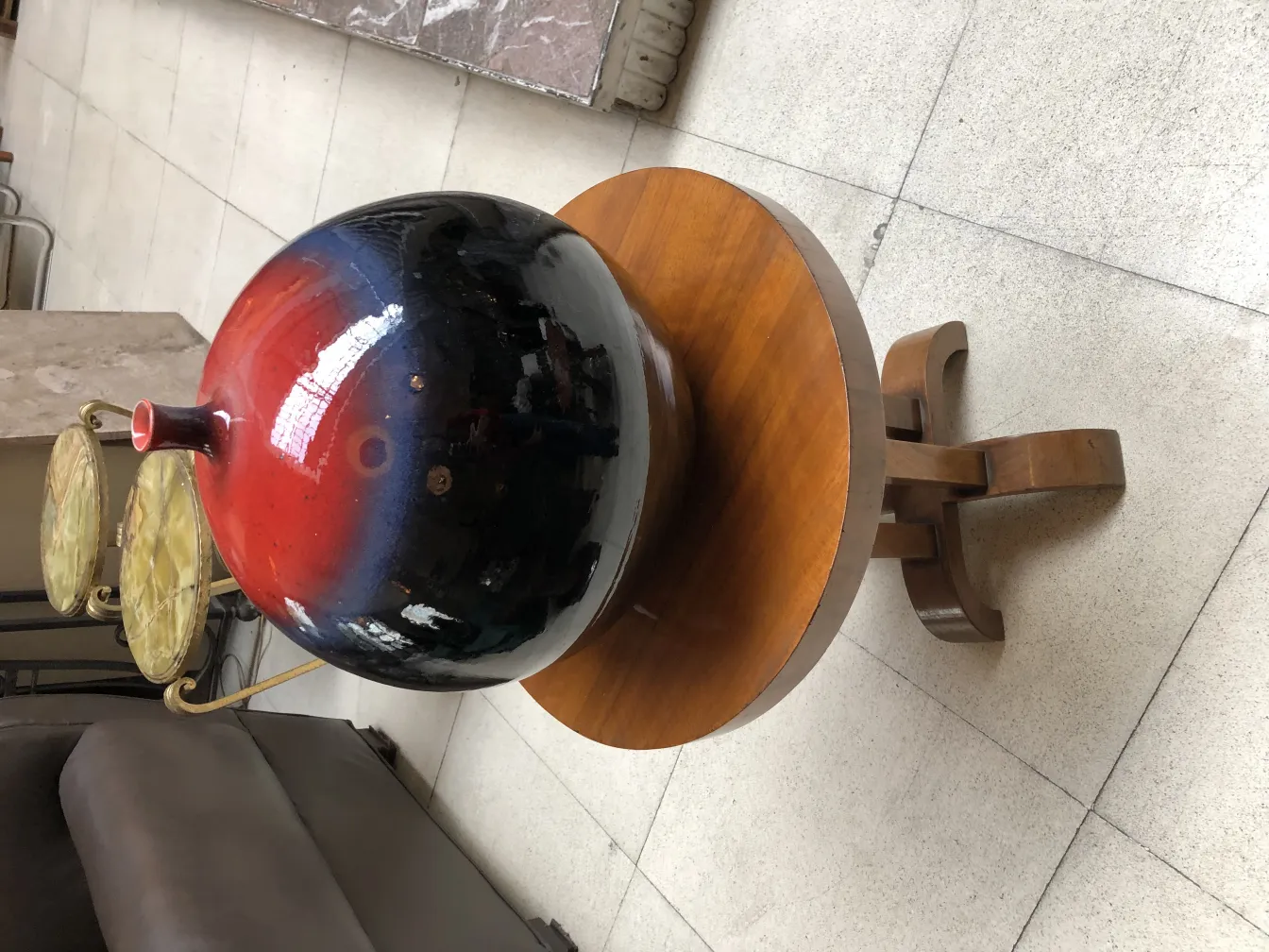 Ceramica antica colorata su tavolo di legno.