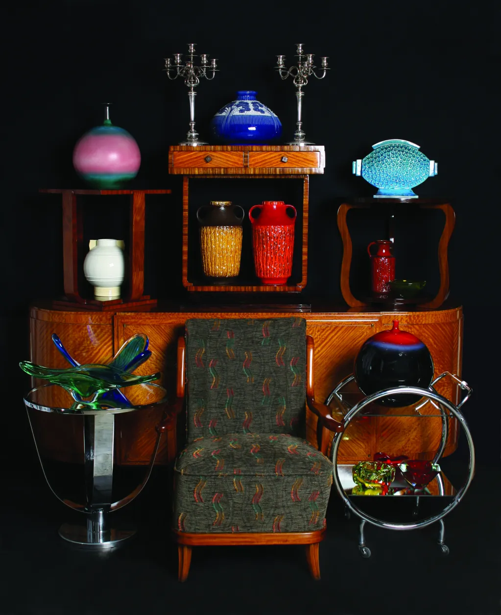 Collection de céramiques anciennes sur des étagères, couleurs variées