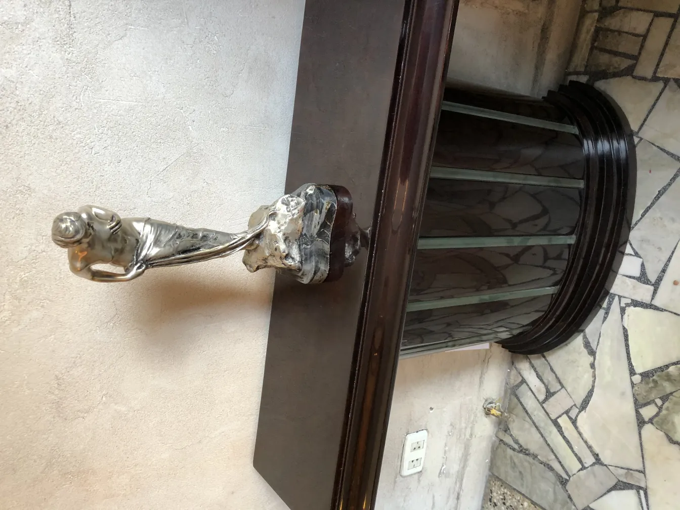 Antike Figuren-Skulptur mit detaillierten Basismerkmalen