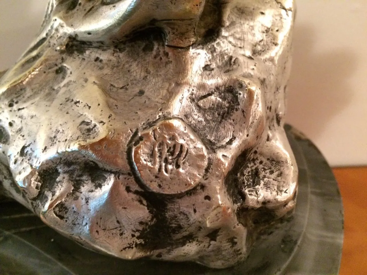 Filigrane antike Metallskulptur mit komplizierten Details.