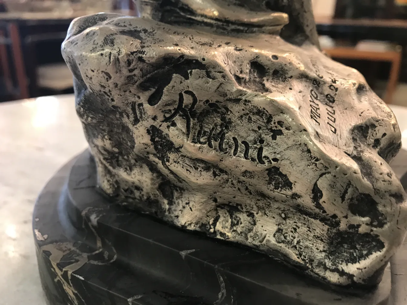 Antike Skulptur mit einzigartigen künstlerischen Details.