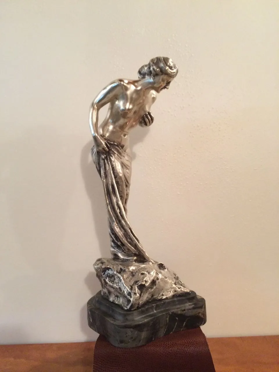 scultura antica di figura femminile con dettagli raffinati