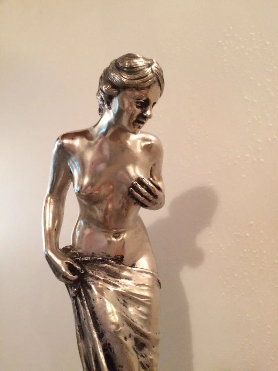 escultura antiga de figura feminina com detalhes vívidos