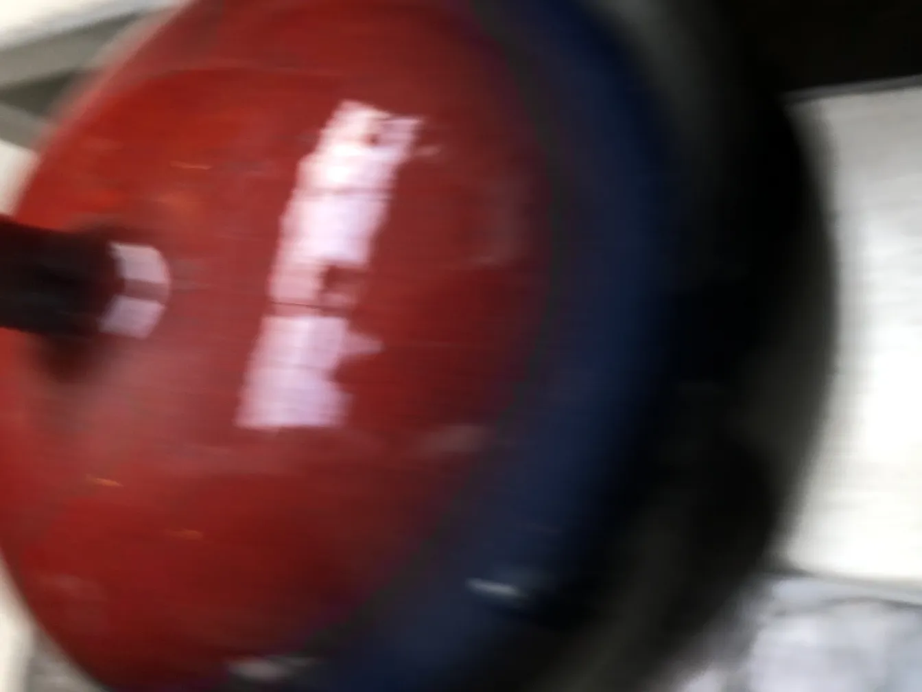 Ярко-красная керамика с классическими отделками и гладкой текстурой.