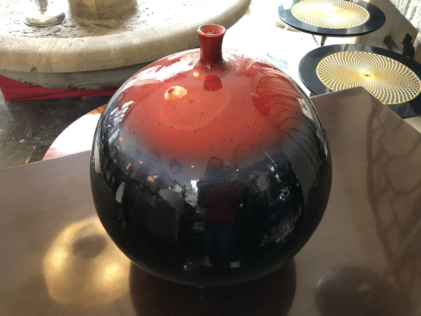 Sfera di ceramica antica in rosso e nero, finitura lucida