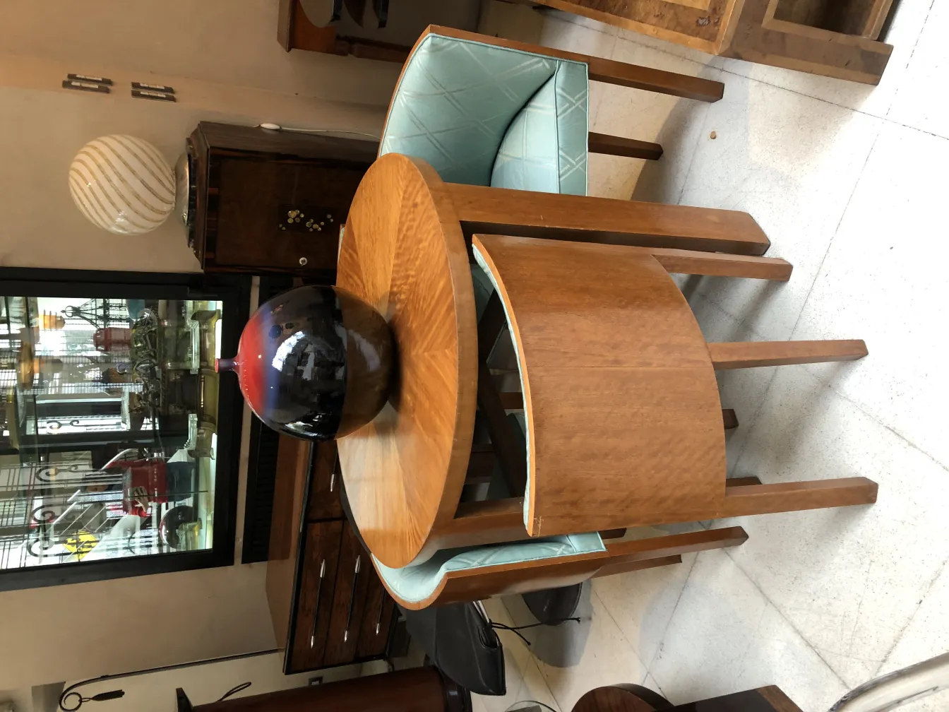 Esfera de cerâmica preta e vermelha em uma mesa de madeira em um ambiente decorativo