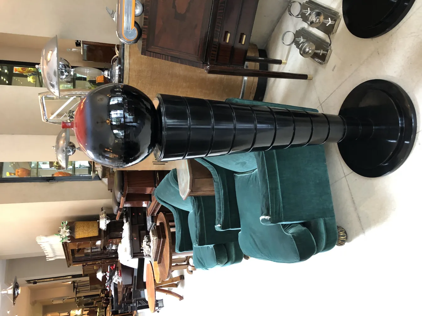 प्राचीन सजावटी मिट्टी के पात्र एक सुरुचिपूर्ण वातावरण में।