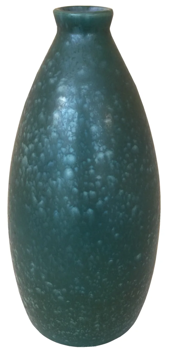 Vase ancien en céramique de couleur vert foncé avec texture