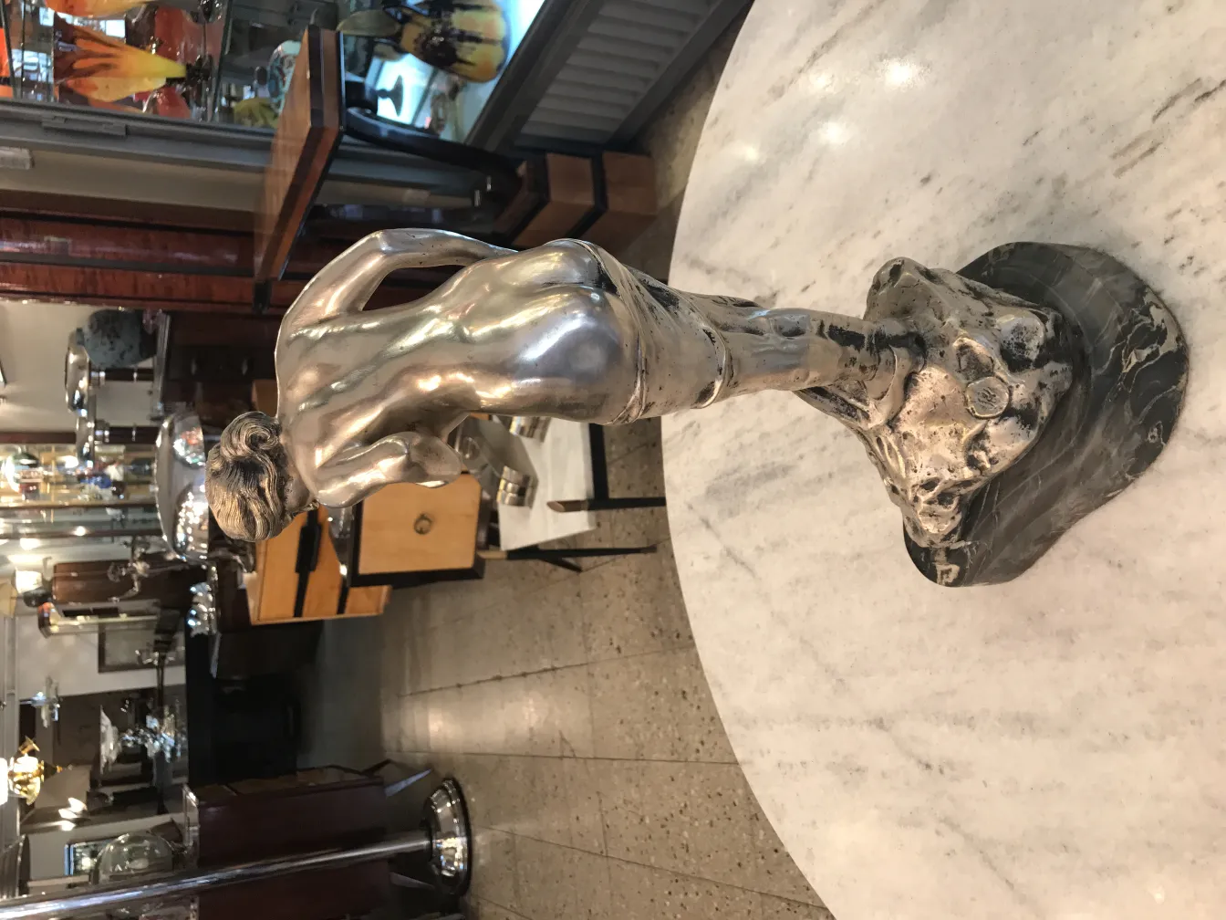 scultura antica di figura umana in ambiente classico