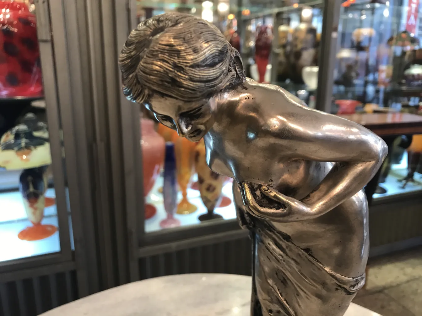 古代女性雕塑在优雅的环境中