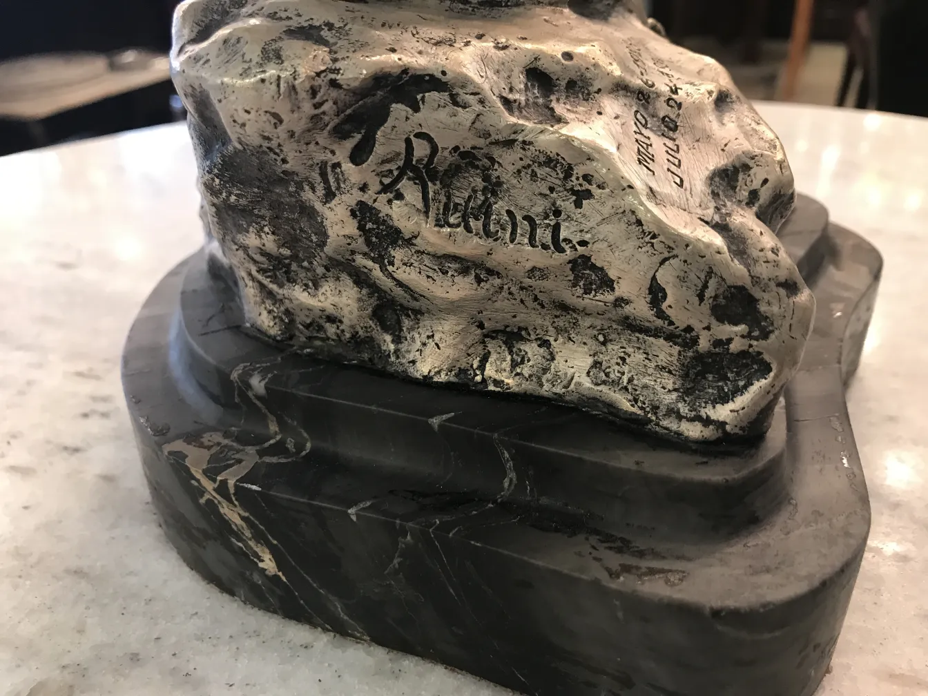 पुरातात्त्विक नक्काशी में सजावटी काली आधार और सतह विवरण