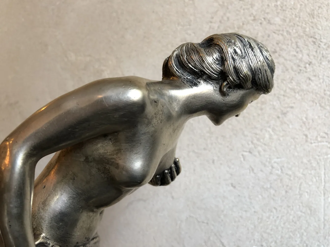 Sculpture antique de figure féminine, détail des cheveux.