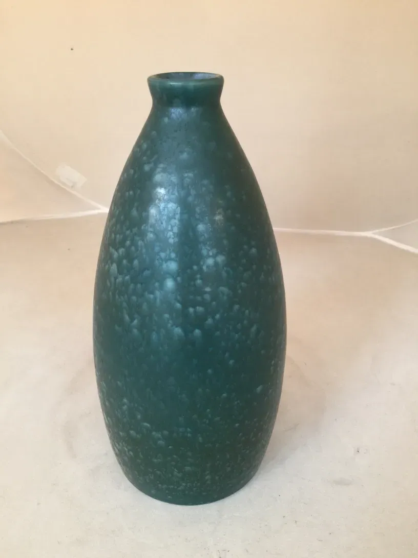 Antica ceramica Revernay verde con texture. Perfetta per la decorazione.