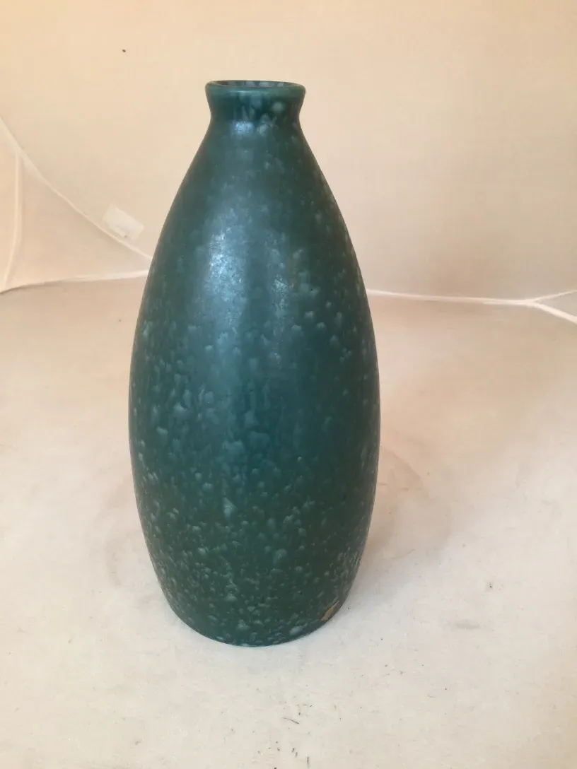 Vaso di ceramica verde antico di Revernay su sfondo chiaro.