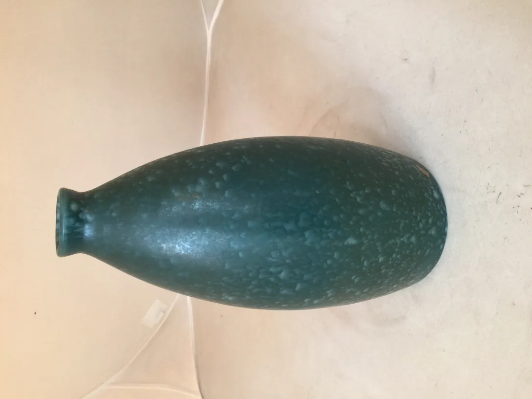 Vaso di ceramica antico con texture verde