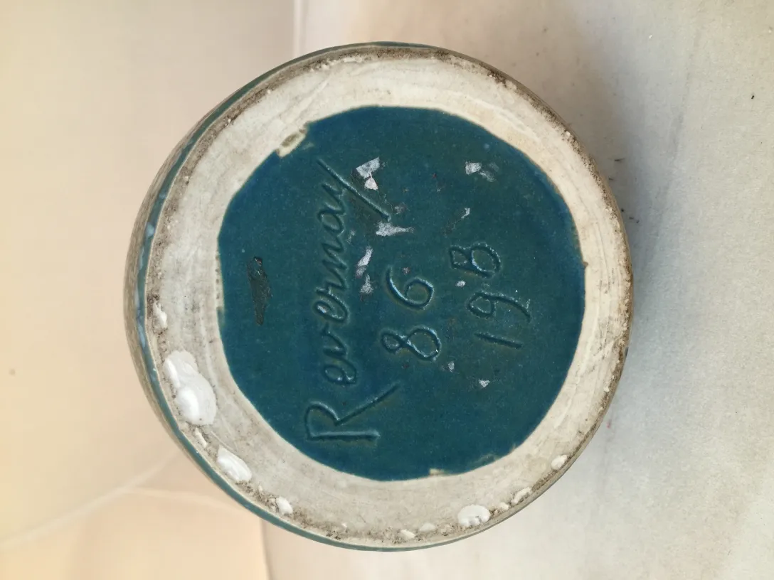 Ancienne céramique de Revermont avec une base bleue et une signature.