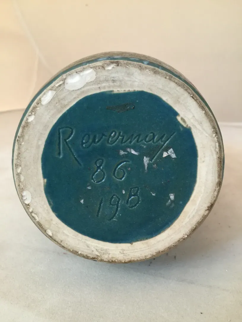 Base de céramique ancienne avec inscriptions et couleur bleue.