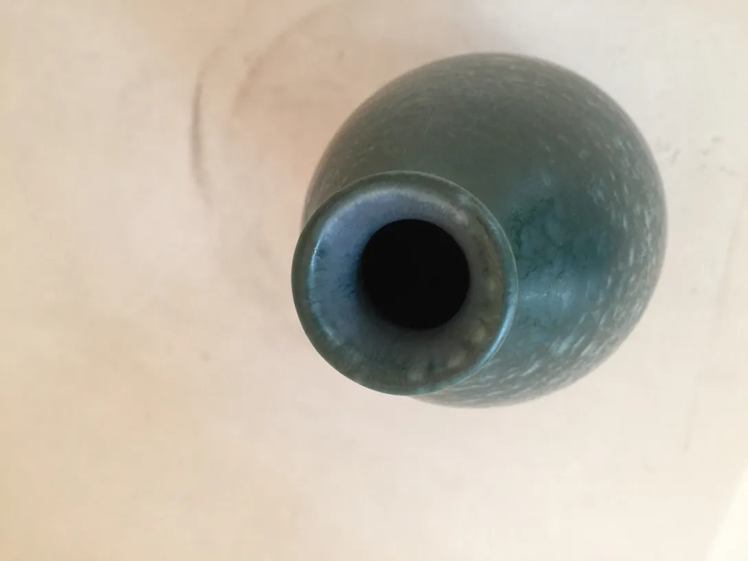 Vaso antigo de cerâmica verde com textura sutil