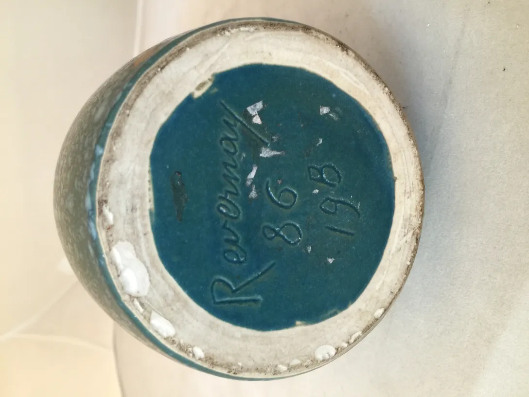 Ceramica antica con struttura blu, firma visibile alla base.