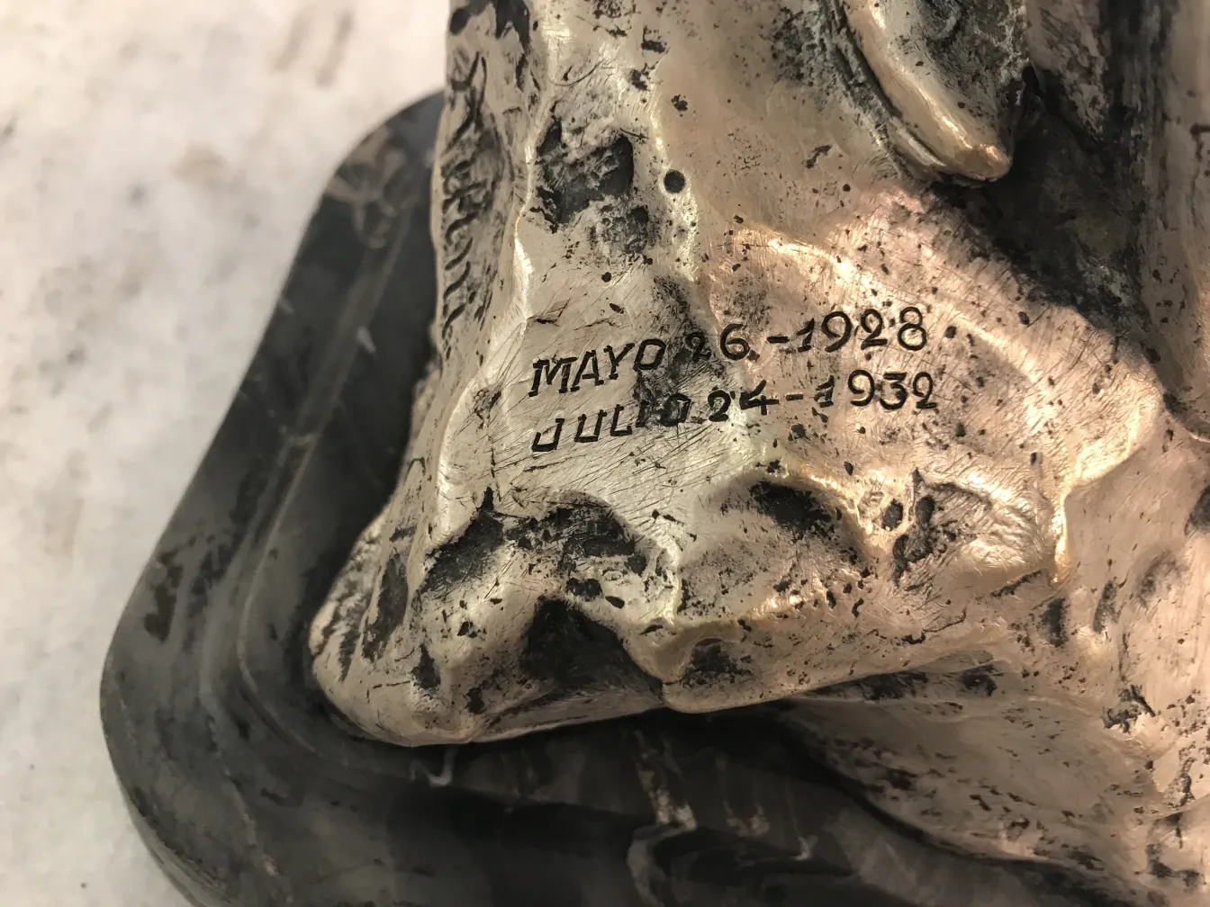 escultura antigua con detalles elaborados y marcada