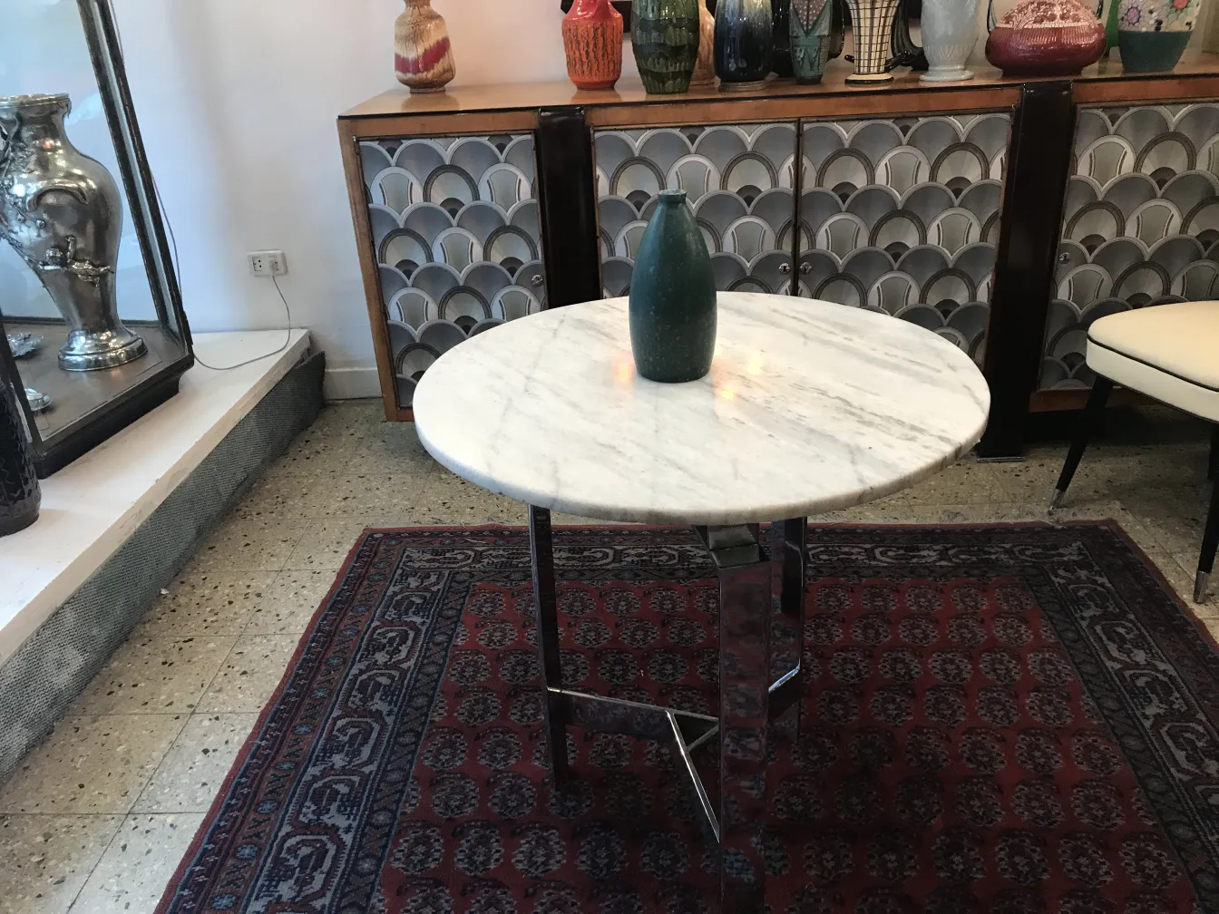 エレガントな設定の美しい古典的な陶器。