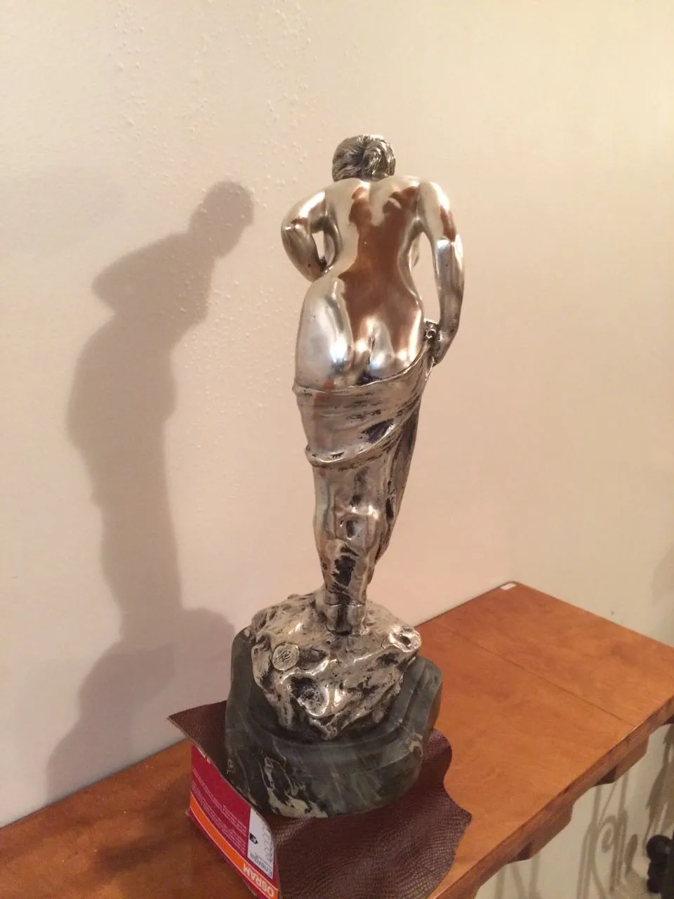 Scultura antica di figura femminile, dettaglio posteriore