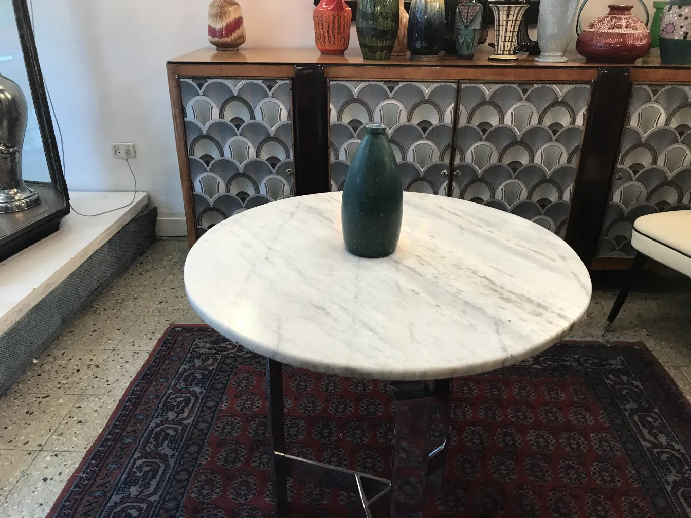 Antike Keramikvase auf Tisch aus Marmor mit dekorativem Hintergrund