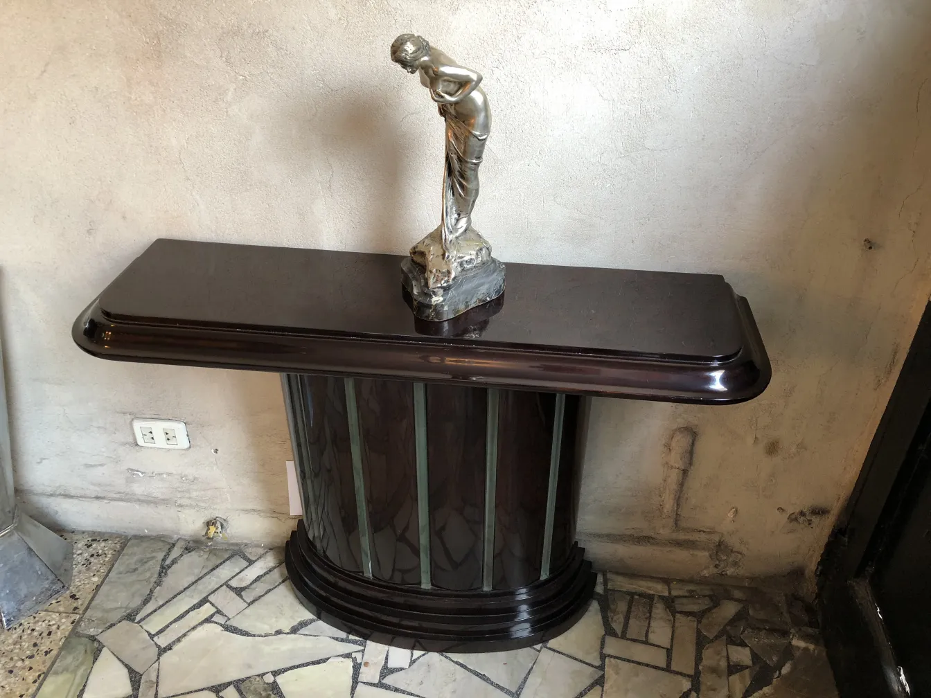 scultura antica di figura femminile su base elegante