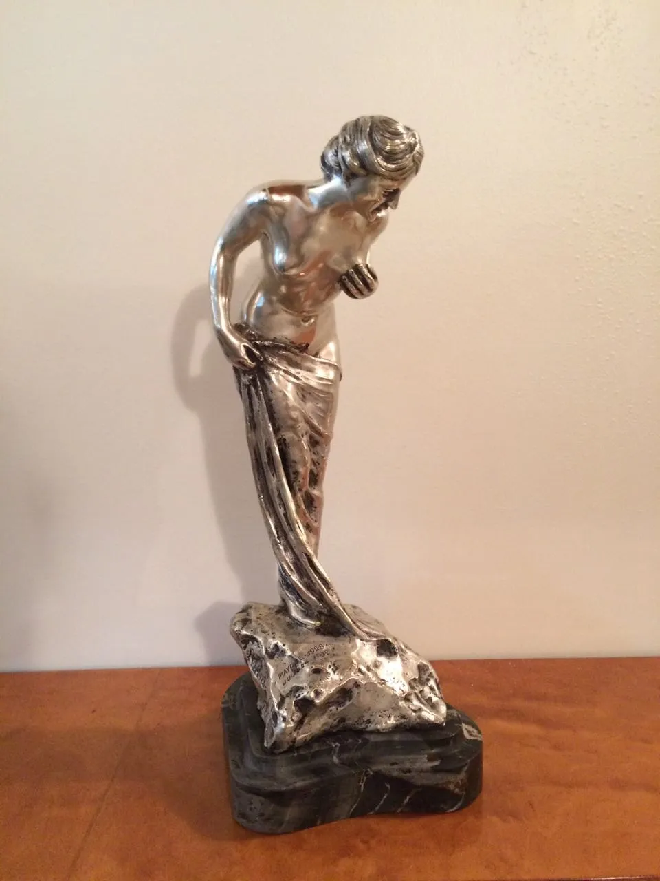 sculpture ancienne d'une figure féminine avec détails et éclat